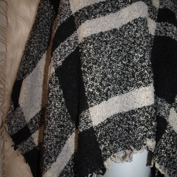 Black and White Plaid SHAWL USED - Picture 3 of 4